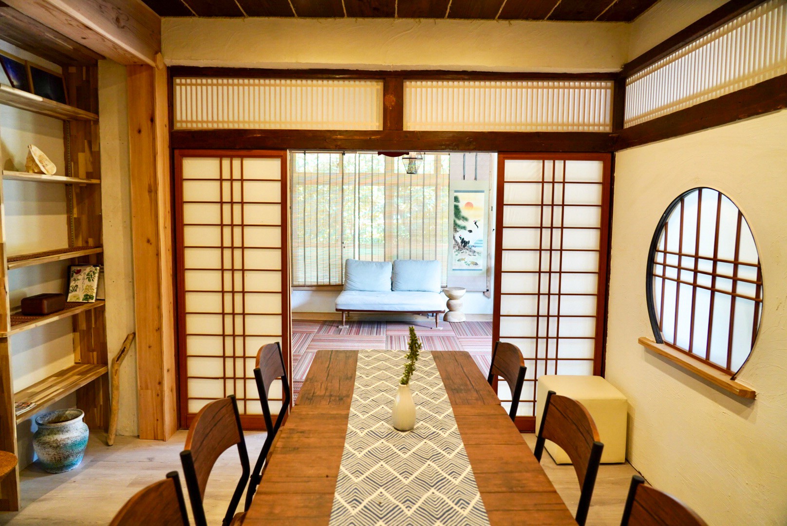 住むように、滞在する。